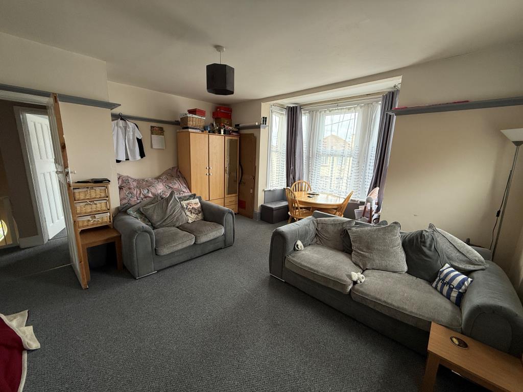 Lot: 1 - DETACHED FREEHOLD BLOCK OF FLATS - First floor living room